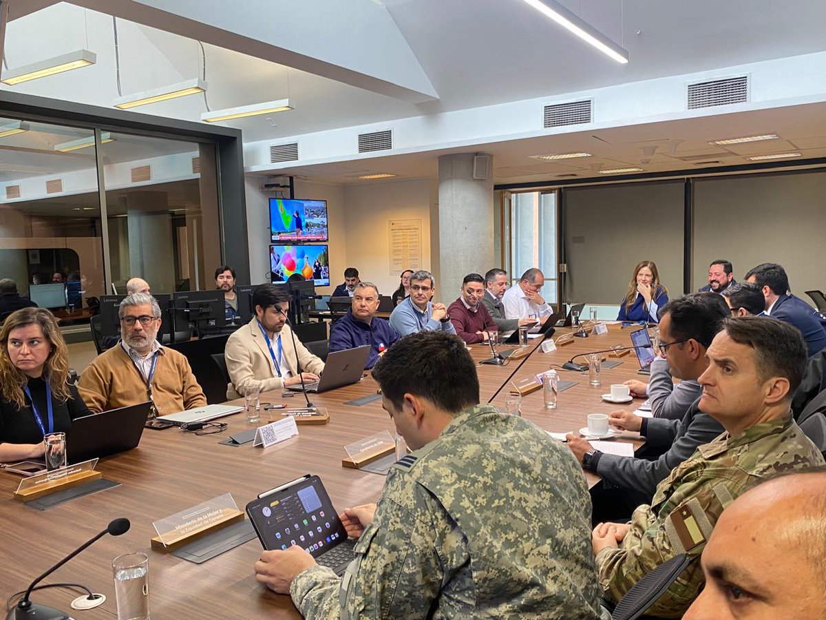 sernageomincl's tweet photo. 🌧️ Sernageomin participó en mesa técnica presidida por Alicia Cebrián, directora nacional de #SENAPRED, para revisar el pronóstico meteorológico previsto especialmente entre Coquimbo y Los Lagos. Asistieron Pedro Berríos y Antonio Muñoz, con conexión a regionales de @Senapred. https://t.co/oz3ilYnpdC