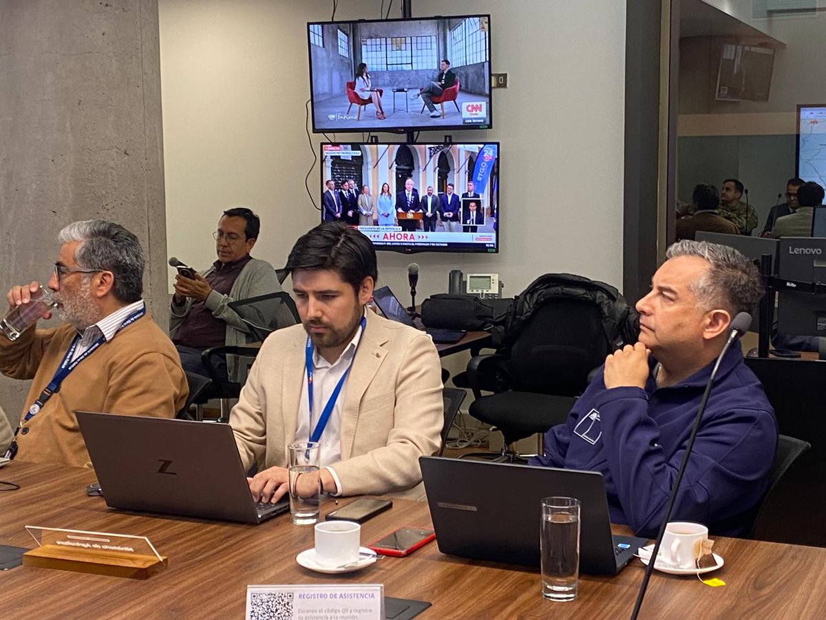 sernageomincl's tweet photo. 🌧️ Sernageomin participó en mesa técnica presidida por Alicia Cebrián, directora nacional de #SENAPRED, para revisar el pronóstico meteorológico previsto especialmente entre Coquimbo y Los Lagos. Asistieron Pedro Berríos y Antonio Muñoz, con conexión a regionales de @Senapred. https://t.co/oz3ilYnpdC
