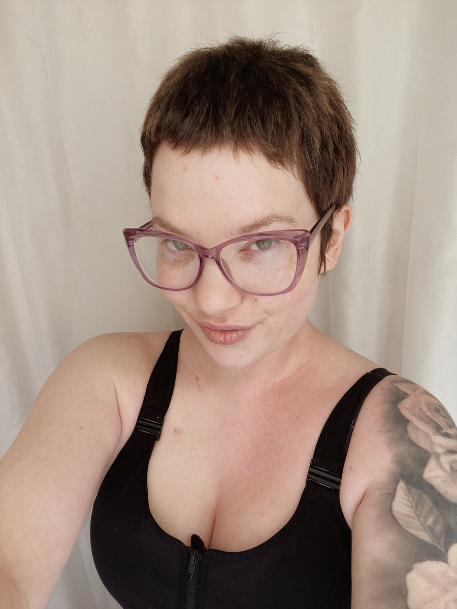 KellyShmo's tweet photo. hairy lady https://t.co/T9mxqwyJzm