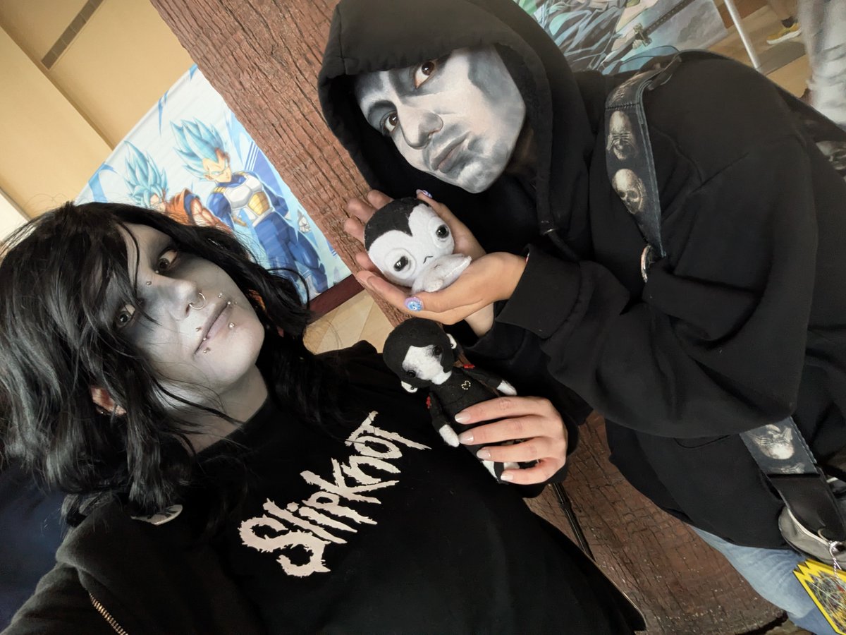 DelanceyElliott's tweet photo. I finally got to cosplay Rockstar love wins

Also @teddybearified was Sleepless for five whole seconds before the endless thrall of Homestuck swallowed them whole https://t.co/1765soTXSM