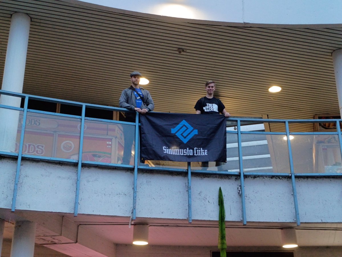 tuukka_kuru's tweet photo. Helsingin piirin aktiivit tekivät @Paluumuutto -teemaisen tutustumisretken uutisista tuttuun kauppakeskukseen.

Ei tarvittu bussia eikä turvamiehiä. https://t.co/d07cyuWeRJ