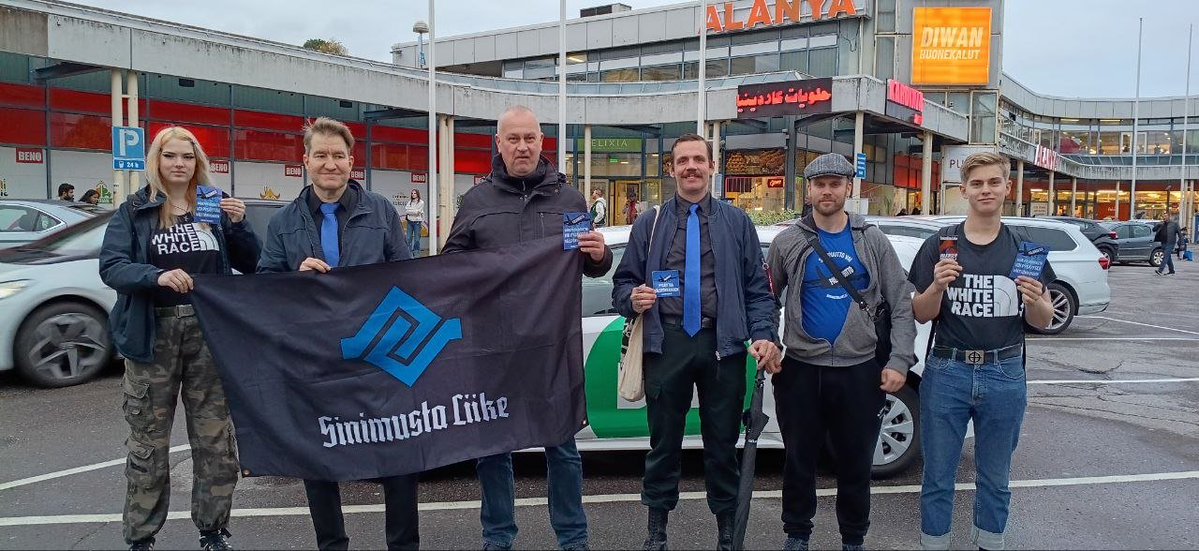 tuukka_kuru's tweet photo. Helsingin piirin aktiivit tekivät @Paluumuutto -teemaisen tutustumisretken uutisista tuttuun kauppakeskukseen.

Ei tarvittu bussia eikä turvamiehiä. https://t.co/d07cyuWeRJ