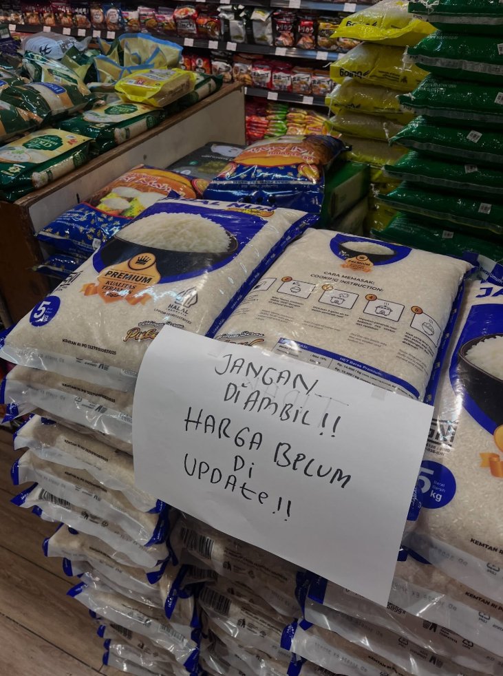 txtharihariWNI's tweet photo. JUJUR YA INI MAKSUDNYA APA SIH??? 😭

Kenapa sih cuma beras ini di mana-mana, padahal nggak enak sama sekali.. tapi kayak DIPAKSA harus beli beras Bulog SPHP.

Mana beras favorit dipaksa nggak boleh diambil dengan alasan belum di-update harga.. pasti dinaikin nggak sih 🫵🏻😡

JAHAAATT 😭

Ada yang ngalamin hal yang sama juga nggak pas mau beli beras favoritnya?