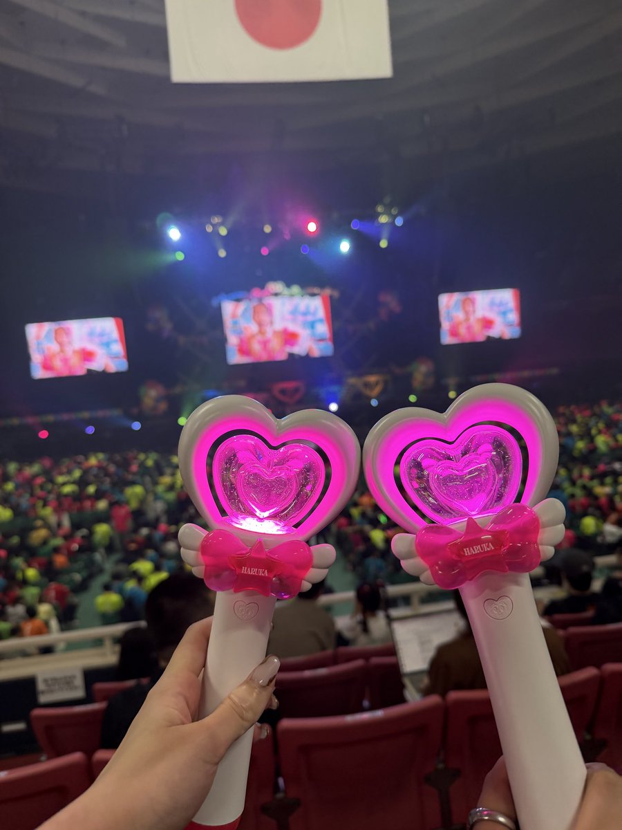 yuuurii_n's tweet photo. 超ときめき♡宣伝部の武道館公演に💖💖
世界でいちばんアイドルでもう圧倒されまくって、ボロ泣きしてしまいました。本当に本当に眩しくて、可愛くて、綺麗で、素晴らしくて、凄すぎる！！と思っている間にずっと泣いてました。

ライブ開演前グッズ売り場がわからず困っていたのですが、以前百田さんとお仕事させていただいた際、ファンの皆さんがとてもハートフルに接してくださったことを思い出し、スターダストのファンの皆さんはお優しい、そして全身グッズを身につけている方なら絶対に大丈夫！と思って声をかけたら、丁寧に教えてくださったり（坂井さん推しの方でしたありがとうございました♡）並んでいる時もペンライトにつける飾り？も、オレンジのみ売ってるのかと思ったら別売りで好きな色をつけられることを教えていただいたり🥲始まる前からたくさん助けていただきました。

おはるちゃんとお仕事させてもらう前からファンの皆さんのXを拝見していたので、ライブでは初恋サイクリングが盛り上がるとリサーチし、ちゃんと練習して臨んだのですが、ライブが始まった瞬間に、そうだアイドルにはコールがあるんだ‼️と思い出しました。そこまで練習できていなかったのが唯一の不完全燃焼で、全部の曲コールもペンライトも本当にすごかったなあ。私も隣の方と肩組んであれやりたかったーーー！！！

そしてライブを観ながら何度も、もっともっと早くとき宣ちゃんに出会って、いろんな姿を見てみたかった！と心の底から思いました。あんなに可愛くてキラキラしているのに、アクシデントがあったときには瞬時にカバーして、毅然とステージに立ち続ける姿も本当に格好よくて。プロのアイドルを見せてもらいうまく言葉にまとめられないくらい胸がいっぱいになりました。パブりんも可愛かった！！バブリンだと思ってたのでパブリシティが由来と聞いて一気に親近感が湧いて好きになりましたw

長くなりましたがこんなに素敵な景色を見せてもらえて本当に幸せでした☺️💖おはるちゃん、とき宣のみなさんありがとうございました！！
#超とき宣ツアー2026