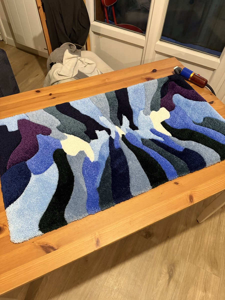 edddwyn's tweet photo. Carpette https://t.co/m25UwLU49q