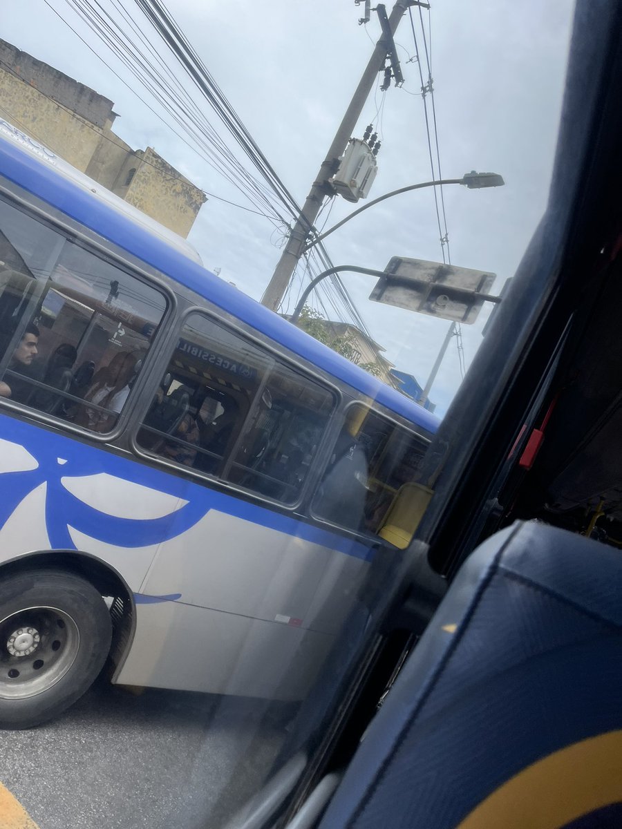 th3giiver's tweet photo. ai o ônibus que eu tava bateu https://t.co/U7yaJKwKz1