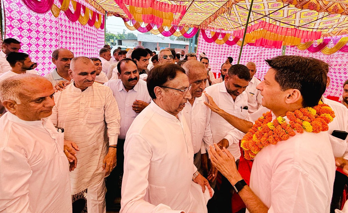 DeependerSHooda's tweet photo. आज इंद्री अनाज मंडी का दौरा कर किसानों, आढ़तियों व मजदूरों से मुलाकात की। मंडियों में फसल खरीद न होने की वजह प्रदेश का किसान परेशान है।

मुख्यमंत्री नायब सैनी जी ने 2024 के चुनाव में वादा किया था कि 8 अक्टूबर के बाद PR धान का ₹3100 प्रति क्विंटल का भाव दिलाएंगे। दुःख की बात यह है कि सरकार ने तीन सीजन बाद भी अपना वादा पूरा नहीं किया। अभी जो ₹2400 की MSP है, उस पर भी ₹200-₹400 का कट लगाकर कच्ची पर्चियों पर धान की खरीद हो रही है।

​हमारी मांग है कि मुख्यमंत्री जी PR धान की MSP ₹2400 से बढ़ाकर ₹3100 करने का अपना वादा पूरा करें। यदि MSP नहीं बढ़ाई जाती ह���, तो हुड्डा सरकार की तर्ज पर ₹700 का बोनस घोषित करके ₹3100 के भाव पर PR धान खरीदा जाए।

साथ करनाल लोकसभा से कांग्रेस प्रत्याशी रहे @DivyanshuB_raja जी, ग्रामीण जिलाध्यक्ष राजेश वैध जी, पूर्व विधायक राकेश कंबोज जी, पूर्व मंत्री भीम सेन मेहता जी, पूर्व विधायक धर्मपाल गोंदर जी, पूर्व ��िलाध्यक्ष सुरेंद्र नरवाल जी आदि।

@SanjaySDutt @BhupinderShooda @raonarenderinc @INCHaryana
