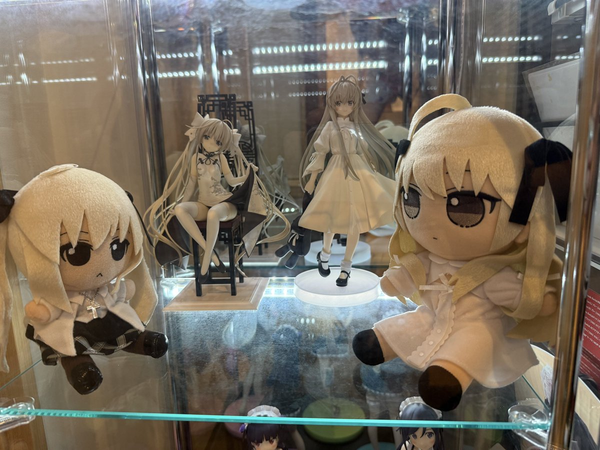 rinakoe's tweet photo. 3段めは #ヨスガノソラ の穹！
うちには立体はあまり多く無いんだけど、タペストリーはアホほど居ます……
ちなみに、右のぬい が、イチナナサイズです！おっきい！！！ https://t.co/IdteR4s47r