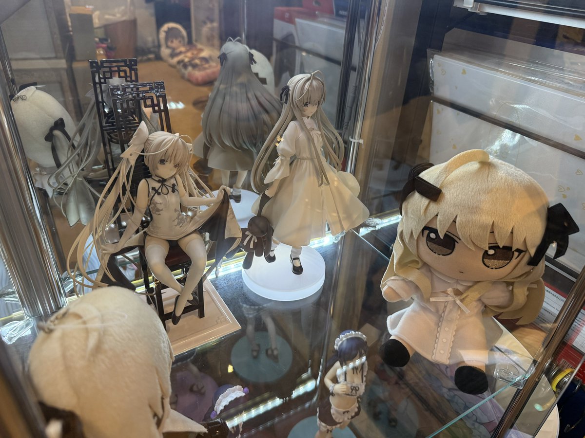 rinakoe's tweet photo. 3段めは #ヨスガノソラ の穹！
うちには立体はあまり多く無いんだけど、タペストリーはアホほど居ます……
ちなみに、右のぬい が、イチナナサイズです！おっきい！！！ https://t.co/IdteR4s47r