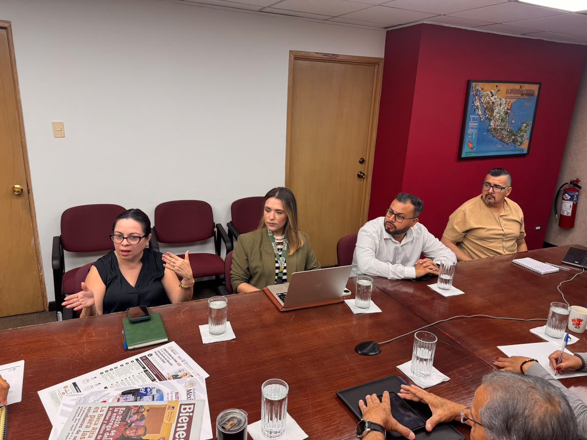 OctavioAlmada1's tweet photo. ¡Seguimos trabajando en equipo por la salud de las y los sonorenses! 🤝🏽

Realizamos la 62.ª Mesa de Salud como cada lunes, con las instituciones del sector salud para fortalecer la coordinación y dar seguimiento a las acciones que acercan la atención a quienes más lo necesitan.

Con el impulso de nuestra 🇲🇽 PresidentA @Claudiashein, seguimos sumando esfuerzos para que cada familia reciba una atención digna, humana y cercana. La salud es un derecho y nuestro compromiso es estar al servicio de la gente.

El poder solo tiene sentido cuando se pone al servicio de los demás. 🙌🏻

#PorElBienDeTodosPrimeroLosPobres