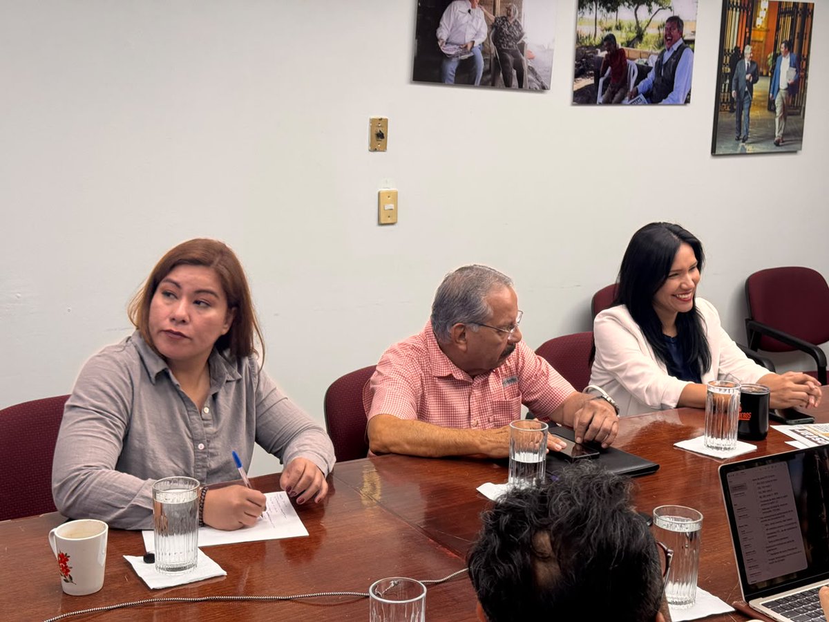 OctavioAlmada1's tweet photo. ¡Seguimos trabajando en equipo por la salud de las y los sonorenses! 🤝🏽

Realizamos la 62.ª Mesa de Salud como cada lunes, con las instituciones del sector salud para fortalecer la coordinación y dar seguimiento a las acciones que acercan la atención a quienes más lo necesitan.

Con el impulso de nuestra 🇲🇽 PresidentA @Claudiashein, seguimos sumando esfuerzos para que cada familia reciba una atención digna, humana y cercana. La salud es un derecho y nuestro compromiso es estar al servicio de la gente.

El poder solo tiene sentido cuando se pone al servicio de los demás. 🙌🏻

#PorElBienDeTodosPrimeroLosPobres