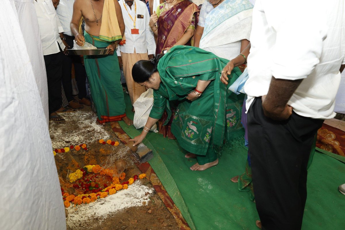 Prashanthi_VPR's tweet photo. ఈరోజు బుచ్చిరెడ్డిపాలెం మున్సిపాలిటీ పరిధిలో 1వ వార్డు కట్టుబడిపాళెంలో రూ.1 కోటి విలువైన అభివృద్ధి పనులకు శంకుస్థాపన చేశాను.
#VemireddyPrashanthiReddy #KovurMLA #KovurDevelopment https://t.co/pAoSxXdd6j