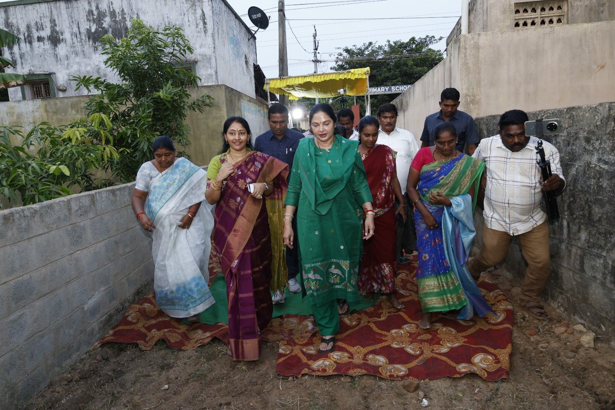 Prashanthi_VPR's tweet photo. ఈరోజు బుచ్చిరెడ్డిపాలెం మున్సిపాలిటీ పరిధిలో 1వ వార్డు కట్టుబడిపాళెంలో రూ.1 కోటి విలువైన అభివృద్ధి పనులకు శంకుస్థాపన చేశాను.
#VemireddyPrashanthiReddy #KovurMLA #KovurDevelopment https://t.co/pAoSxXdd6j