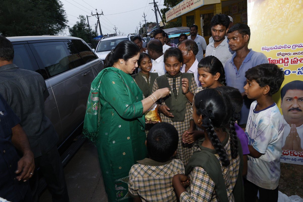 Prashanthi_VPR's tweet photo. ఈరోజు బుచ్చిరెడ్డిపాలెం మున్సిపాలిటీ పరిధిలో 1వ వార్డు కట్టుబడిపాళెంలో రూ.1 కోటి విలువైన అభివృద్ధి పనులకు శంకుస్థాపన చేశాను.
#VemireddyPrashanthiReddy #KovurMLA #KovurDevelopment https://t.co/pAoSxXdd6j