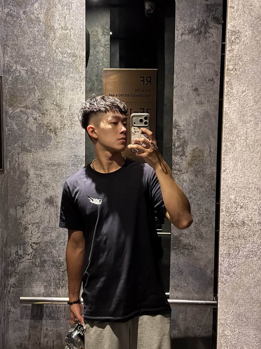 Summit_0903's tweet photo. 禁慾第14天…..
看到鏡子就開始亂想🔥
如果有人能在前面，那能填滿我現在快燒乾的慾望嗎😏 https://t.co/RpBbd7UmYc