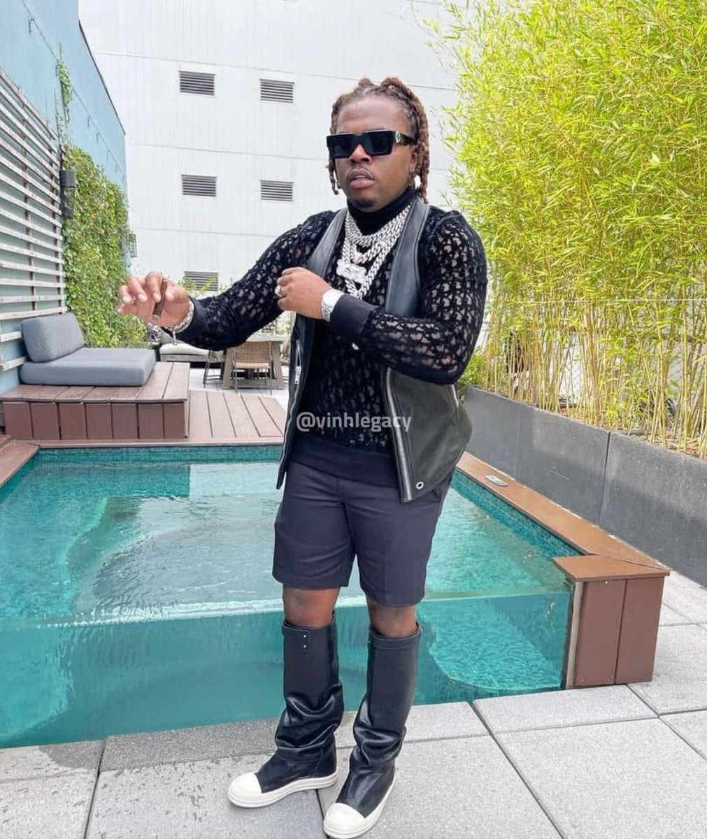 vinhlegacy's tweet photo. these mfs really made an album called “drip harder” while wearing these fits 😭 https://t.co/4NXQ29sl1i