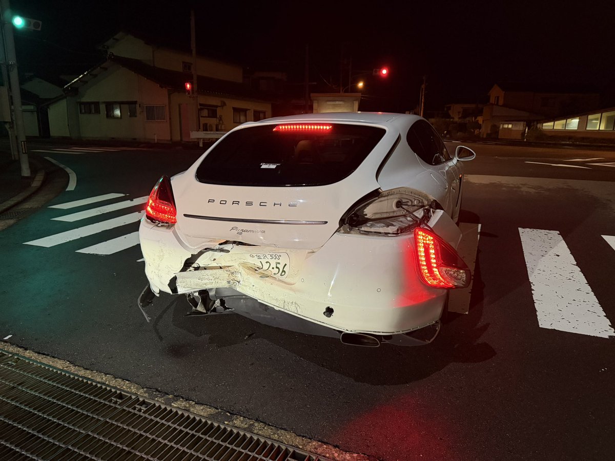 puga_ion_'s tweet photo. 首もげる

パナメーラさん15センチくらい短くなってた

軽四だったら吹き飛ばされてたw https://t.co/7hDDqqzrs4