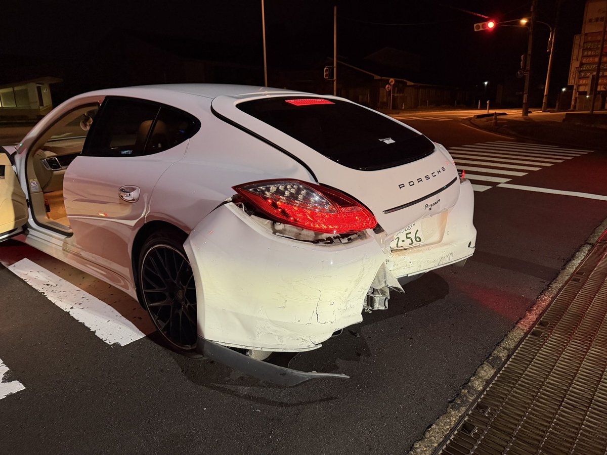 puga_ion_'s tweet photo. 首もげる

パナメーラさん15センチくらい短くなってた

軽四だったら吹き飛ばされてたw https://t.co/7hDDqqzrs4