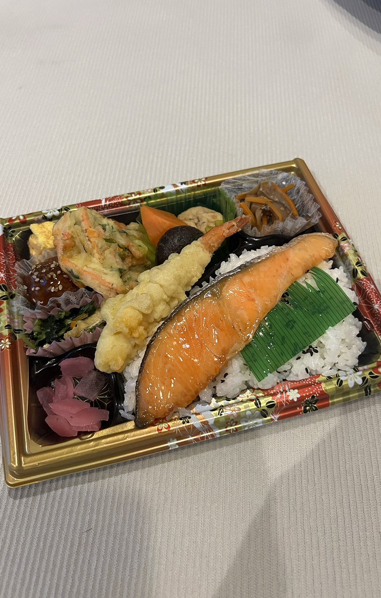 0915_taka_'s tweet photo. 薄すぎてペラペラの鮭ｗｗ https://t.co/lRJ4ABtb76