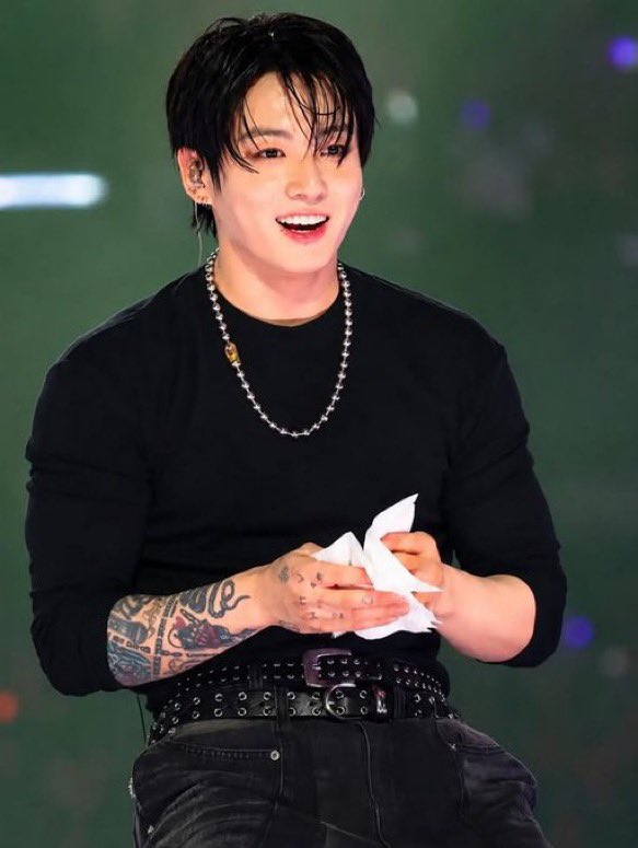 chartradar_'s tweet photo. Kpop solo artists that have three songs on the Biggest Global Chart Hits of the 2020s:

Jungkook — 3 
JENNIE — 3 https://t.co/VRqy8nvukX