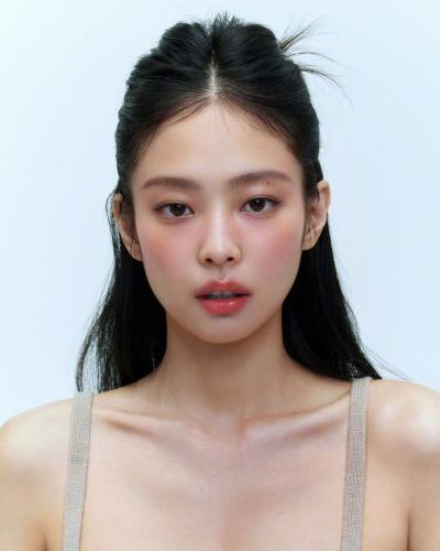 chartradar_'s tweet photo. Kpop solo artists that have three songs on the Biggest Global Chart Hits of the 2020s:

Jungkook — 3 
JENNIE — 3 https://t.co/VRqy8nvukX