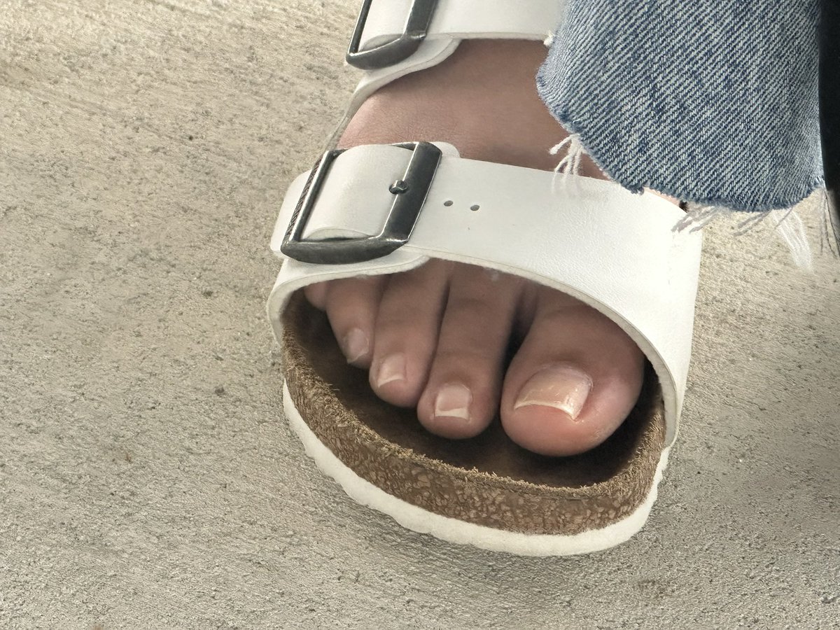 Leothecatcher's tweet photo. love this sluts toes #candid #candidfeet #toes #trib #goon #feet #feetfetish https://t.co/vvEHydHPQI