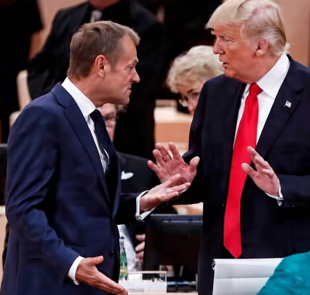 maggiepython's tweet photo. Coraz bardziej gęsto i upiornie się robi. Już wiemy, dlaczego Trump nie lubi D. Tuska? Bo ten nigdy nie nosił mu kapci ❗️  Trump, który chce Grenlandii i połowy świata, jawnie wspiera Nawrockiego, próbuje urządzać Polskę pod siebie i decydować, kto ma być premierem? Dużo widzieliśmy w tym zbydlęconym świecie, ale takiego wasalizmu a'la ZSRR już dawno nie.  

Polska nie jest ani 🇺🇸, ani 🇷🇺 kolonią, a polski rząd nie jest meblem do przestawiania według życzenia. Niczyjego! Chyba nie tak rozumiemy słowo "suwerenność", prawico handlująca Polską.
