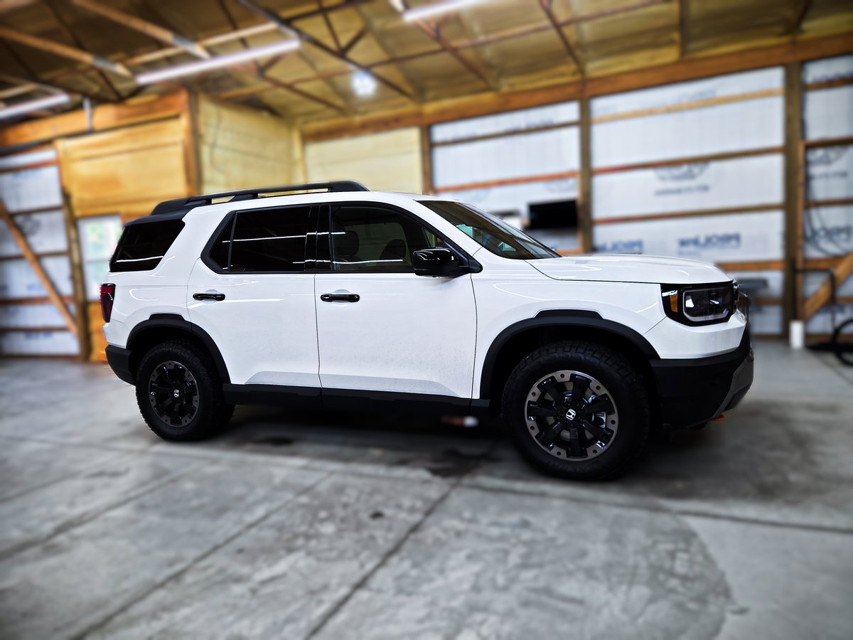 CarBeyondDriven's tweet photo. Windows do not need to be tinted dark to take advantage of #3M Ceramic IR's superior heat reduction capabilities. CBD's quality tint work on this beautiful #Honda Passport consisted of a light 3M Ceramic IR 70% on the front side windows &amp; panoramic moonroof

#carbeyonddriven https://t.co/X6WUw0UmsW