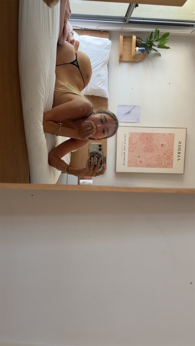 serenaabells's tweet photo. caught this angle in my new spot and cant stop smirking https://t.co/Dt6vmron8U
