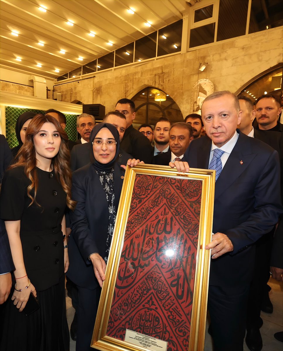 CYAZMAC's tweet photo. Şanlıurfa'mızın asırlık yapısında, çok kıymetli misafirlerimizi ağırlamanın mutluluğunu yaşadık. 

TEKNOFEST Güneydoğu, Şanlıurfa Şehir Hastanemiz ve şehrimize kazandırılan yeni ulaşım yatırımlarının, AK Parti İl Başkanlığ�� binamızın açılışları vesilesiyle Peygamberler Şehri’mize teşrif eden Cumhurbaşkanımız Sayın @RTErdogan’ı CevahirHan’da misafir etmek bizler için büyük bir onurdu.   

Bakanlarımız, AK Parti Genel Başkan Yardımcılarımız, TBMM Başkan Vekilimiz, TBMM Grup Başkanvekilimiz, MKYK üyelerimiz, Milletvekillerimiz ve kıymetli misafirlerimizle Şanlıurfa’mızın bereketini, kültürünü ve misafirperverliğini paylaşmanın sevincini duyduk.  

Sayın Cumhurbaşkanımıza ve tüm misafirlerimize nazik teşrifleri için gönülden teşekkür ediyorum.  

Başımızın üstünde yeriniz, gönlümüzde her daim muhabbetiniz var.
@CevahirHan'a safa getirdiniz. 🇹🇷

@Akparti @mustafaciftcitr @drmemisoglu @aBayraktar1 @bybekirbozdag @BY @abuyukgumus @acarfaruka @eyupkadirinan @zorlu77 @tugbaisikercan @avyusufibis @DrYerebakan @abdulhamitgul @AyanNilhan @AhmetBOgutken #TeknofestGüneydoğu