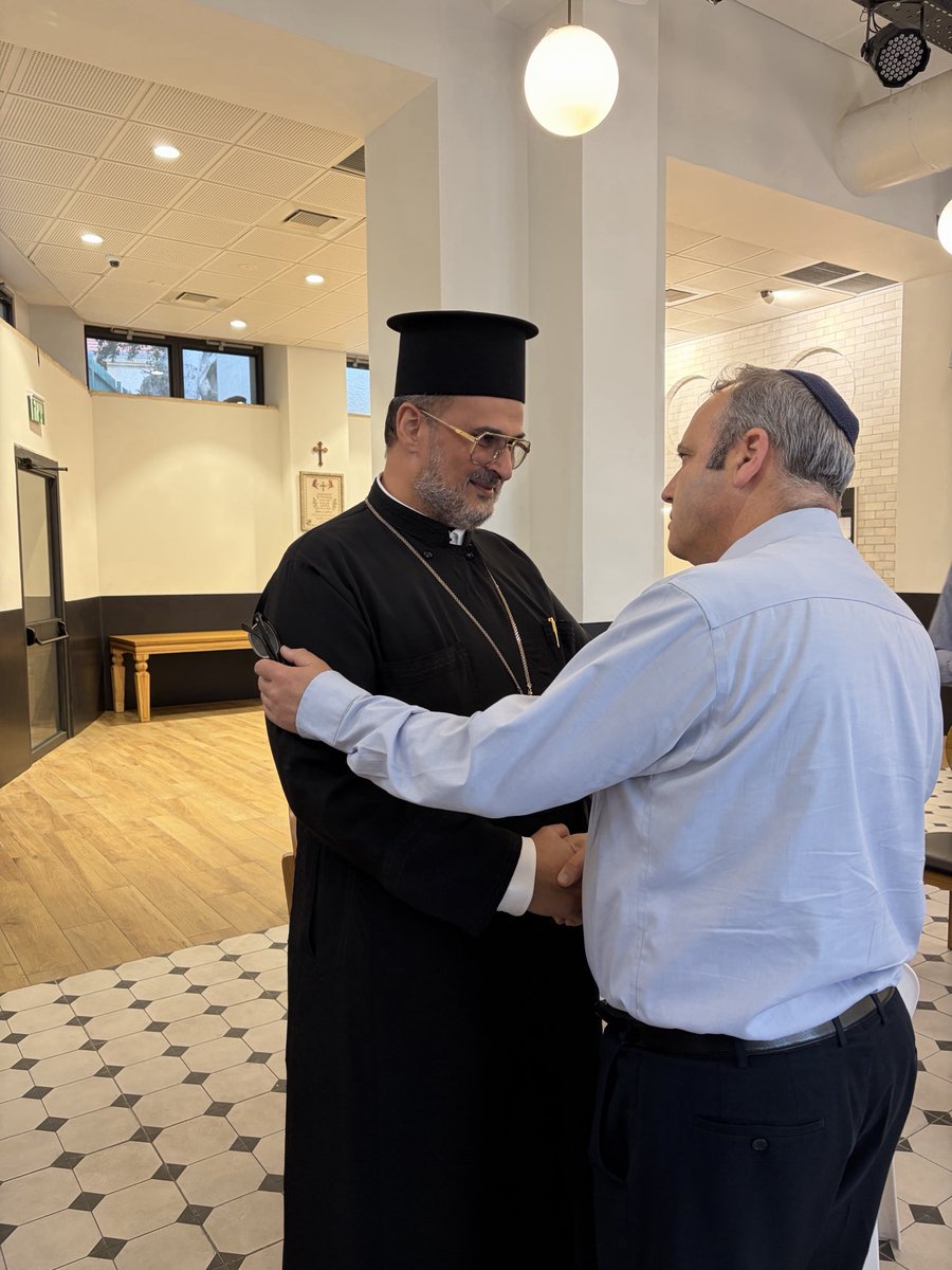 KarivGilad's tweet photo. נפגשתי הערב עם האב קונסטנטין, מראשי ומנהיגי העדה היוונית-אורתודוקסית ביפו. בעיניים דומעות ובקול סדוק הוא תיאר באוזניי את האלימות שחווה מצד שוטרים ברחוב הראשי של יפו, ואת החיפוש המשפיל שבוצע עליו בתחנת המשטרה. 

כל זאת, כתוצאה מהעובדה שהאב קונסטנטין, איש קהילה וחינוך מוכר ביפו ובכל הקהילות הנוצריות ברחבי הארץ, ״העז״ להעיר לשוטר יס״מ על האגרסיביות שלו כלפי נער צעיר. האב קונסטנטין נעצר, נאזק והוכנס בכוח לניידת, בעודו לובש את בגדי הכמורה ובשעה שעוברים ושבים מבהירים לשוטרים כי מדובר באחד מאנשי הדת הבכירים ביפו. 

הסימנים הכחולים על ידיו ורגליו של האב קונסטנטין הם עדות לאלימות שחווה. הדמעות בעיניו שבוע אחרי האירוע מעידים על הזעזוע הנפשי שחווה כתוצאה מההתנהגות הברוטלית.

בסיפור המעצר של האב קונסטנטין יש את כל מה שאנו מכירים מאין ספור אירועים בשנים האחרונות: שליחת כוחות יס״מ לטפל באירועים שמתאימים למשטרה כחולה, עיכובי ומעצרי שב סיטונאיים, אלימות פיזית ומילולית של שוטרים וחיפושים לא חוקיים שמגיעים לכדי הטרדה מינית של אזרחים. 

הפעם הזו מתווסף גם חוסר רגישות מזעזע כלפי אנשי דת. עבריינים מורשעים כמו הרב ברלנד מקבלים כבוד מלכים מקציני משטרה, ומנהיגים דתיים שפועלים כל חייהם למען חיים משותפים סופגים אלימות והשפלות. 

לא מדובר במעידה אלא בתרבות רעה ומקולקלת שחילחלה אל משטרת ישראל בחסותו של שר גזען ולאומן. אנחנו נחושים להגן על מרקם החיים המשותפים בישראל ולהחזיר אל מרכז הבמה הישראלית ערכים של סובלנות וכבוד הדדי. 

האב קונסטנטין שוחרר כעבור כמה שעות ללא כל הליך משפטי נגדו, בדומה לאלפי עצורים אחרים בארבע השנים האחרונות. אבל אנחנו לא מתכוונים לשחרר את עצמנו מן המאבק ברוח הלאומנית והגזענית שנושבת ביותר מידי מקומות במדינת ישראל. התיקון יבוא בקרוב.