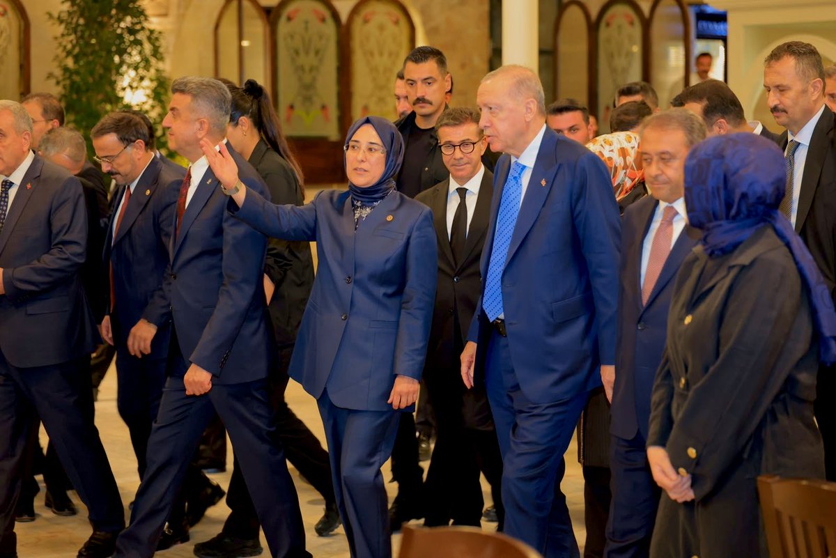 CYAZMAC's tweet photo. Şanlıurfa'mızın asırlık yapısında, çok kıymetli misafirlerimizi ağırlamanın mutluluğunu yaşadık. 

TEKNOFEST Güneydoğu, Şanlıurfa Şehir Hastanemiz ve şehrimize kazandırılan yeni ulaşım yatırımlarının, AK Parti İl Başkanlığ�� binamızın açılışları vesilesiyle Peygamberler Şehri’mize teşrif eden Cumhurbaşkanımız Sayın @RTErdogan’ı CevahirHan’da misafir etmek bizler için büyük bir onurdu.   

Bakanlarımız, AK Parti Genel Başkan Yardımcılarımız, TBMM Başkan Vekilimiz, TBMM Grup Başkanvekilimiz, MKYK üyelerimiz, Milletvekillerimiz ve kıymetli misafirlerimizle Şanlıurfa’mızın bereketini, kültürünü ve misafirperverliğini paylaşmanın sevincini duyduk.  

Sayın Cumhurbaşkanımıza ve tüm misafirlerimize nazik teşrifleri için gönülden teşekkür ediyorum.  

Başımızın üstünde yeriniz, gönlümüzde her daim muhabbetiniz var.
@CevahirHan'a safa getirdiniz. 🇹🇷

@Akparti @mustafaciftcitr @drmemisoglu @aBayraktar1 @bybekirbozdag @BY @abuyukgumus @acarfaruka @eyupkadirinan @zorlu77 @tugbaisikercan @avyusufibis @DrYerebakan @abdulhamitgul @AyanNilhan @AhmetBOgutken #TeknofestGüneydoğu