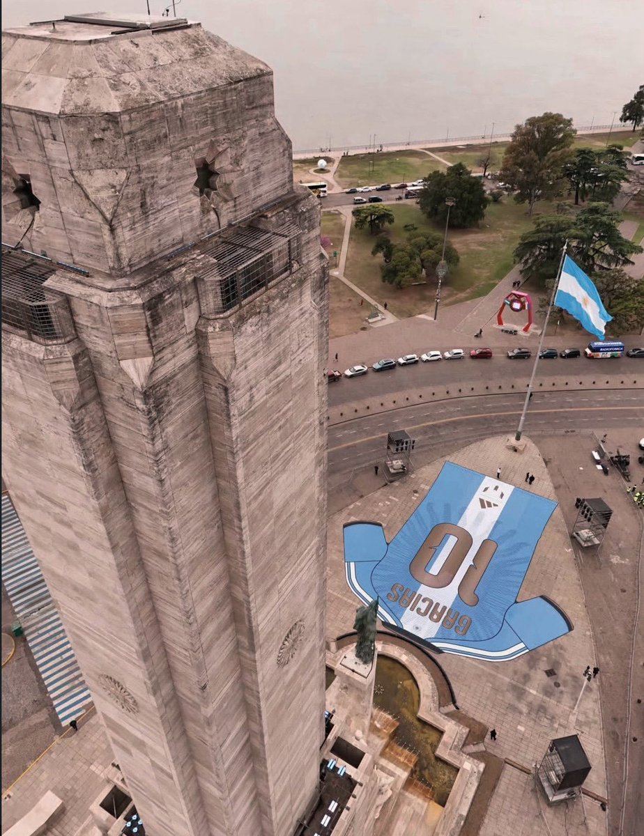 Messias30_'s tweet photo. El homenaje a Messi en Rosario, Argentina.

Locura. https://t.co/u661rOPw3R