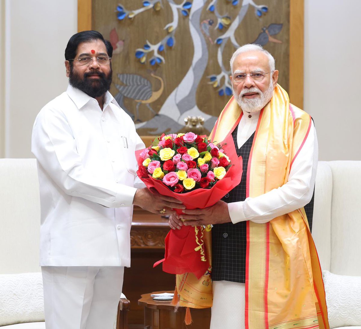mieknathshinde's tweet photo. 📍 #नवी_दिल्ली |

देशाचे लोकप्रिय पंतप्रधान आदरणीय नरेंद्र मोदीजी यांची आज नवी दिल्ली येथील निवासस्थानी उपस्थित राहून सदिच्छा भेट घेतली. यावेळी सार्वजनिक जीवनात २५ वर्षे यशस्वीरित्या पूर्ण केल्याबद्दल त्यांचे विशेष अभिनंदन करून पुष्पगुच्छ आणि महात्मा ज्योतिबा फुले यांची प्रतिमा देऊन त्यांना सन्मानित केले.

यावेळी राज्यातील भीषण दुष्काळी परिस्थितीवर आमच्यात साकल्याने चर्चा झाली. राज्यातील पाण्याची आणि चाऱ्याची उपलब्धता, दुष्काळ निवारणासाठी केलेल्या विविध उपाययोजना याबाबत माननीय पंतप्रधानांनी सविस्तर जाणून घेतले. तसेच राज्यातील शेतकरी संकटात असताना त्यांना  दिलासा देण्यासाठी लवकरच केंद्राची पथके राज्याचा दौरा करतील असेही त्यांनी याप्रसंगी आश्वासित केले. शेतकऱ्यांना भरीव मदत करून त्यांना दिलासा देण्यासाठी शक्य आहे ते सारे करू असेही त्यांनी यावेळी बोलताना स्पष्ट केले.

#NewDelhi #NarendraModi #EknathShinde #Maharashtra
@narendramodi