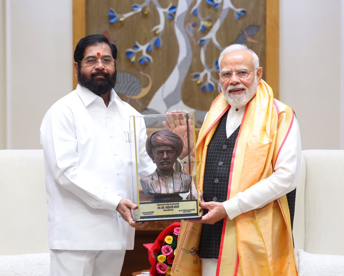 mieknathshinde's tweet photo. 📍 #नवी_दिल्ली |

देशाचे लोकप्रिय पंतप्रधान आदरणीय नरेंद्र मोदीजी यांची आज नवी दिल्ली येथील निवासस्थानी उपस्थित राहून सदिच्छा भेट घेतली. यावेळी सार्वजनिक जीवनात २५ वर्षे यशस्वीरित्या पूर्ण केल्याबद्दल त्यांचे विशेष अभिनंदन करून पुष्पगुच्छ आणि महात्मा ज्योतिबा फुले यांची प्रतिमा देऊन त्यांना सन्मानित केले.

यावेळी राज्यातील भीषण दुष्काळी परिस्थितीवर आमच्यात साकल्याने चर्चा झाली. राज्यातील पाण्याची आणि चाऱ्याची उपलब्धता, दुष्काळ निवारणासाठी केलेल्या विविध उपाययोजना याबाबत माननीय पंतप्रधानांनी सविस्तर जाणून घेतले. तसेच राज्यातील शेतकरी संकटात असताना त्यांना  दिलासा देण्यासाठी लवकरच केंद्राची पथके राज्याचा दौरा करतील असेही त्यांनी याप्रसंगी आश्वासित केले. शेतकऱ्यांना भरीव मदत करून त्यांना दिलासा देण्यासाठी शक्य आहे ते सारे करू असेही त्यांनी यावेळी बोलताना स्पष्ट केले.

#NewDelhi #NarendraModi #EknathShinde #Maharashtra
@narendramodi