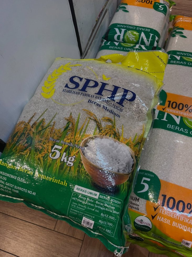 txtharihariWNI's tweet photo. JUJUR YA INI MAKSUDNYA APA SIH??? 😭

Kenapa sih cuma beras ini di mana-mana, padahal nggak enak sama sekali.. tapi kayak DIPAKSA harus beli beras Bulog SPHP.

Mana beras favorit dipaksa nggak boleh diambil dengan alasan belum di-update harga.. pasti dinaikin nggak sih 🫵🏻😡

JAHAAATT 😭

Ada yang ngalamin hal yang sama juga nggak pas mau beli beras favoritnya?