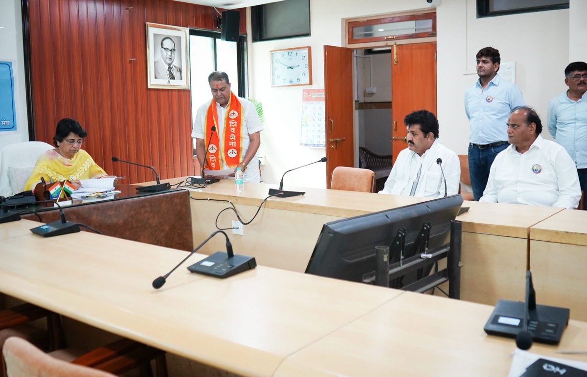 SanjayDRathods's tweet photo. अमरावती विभागीय आयुक्त कार्यालयात शिक्षक मतदारसंघातील शिवसेना महायुतीचे उमेदवार श्री. किरण सरनाईक यांचा उमेदवारी अर्ज दाखल करताना आज अमरावती येथे उपस्थित राहिलो.

शिक्षकांच्या प्रश्नांना प्रभावीपणे मांडण्यासाठी तसेच शिक्षण क्षेत्राच्या विकासासाठी सक्षम [1/2] https://t.co/pe9C2ODyHI