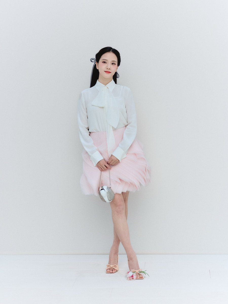 hiroppi_sp's tweet photo. Jisoo serving face card 

IG: https://t.co/JoqQIgUloV

HUMAN DIOR JISOO AT PFW  #JISOOxDiorSummer27 @Dior https://t.co/XZ65bNH3B2