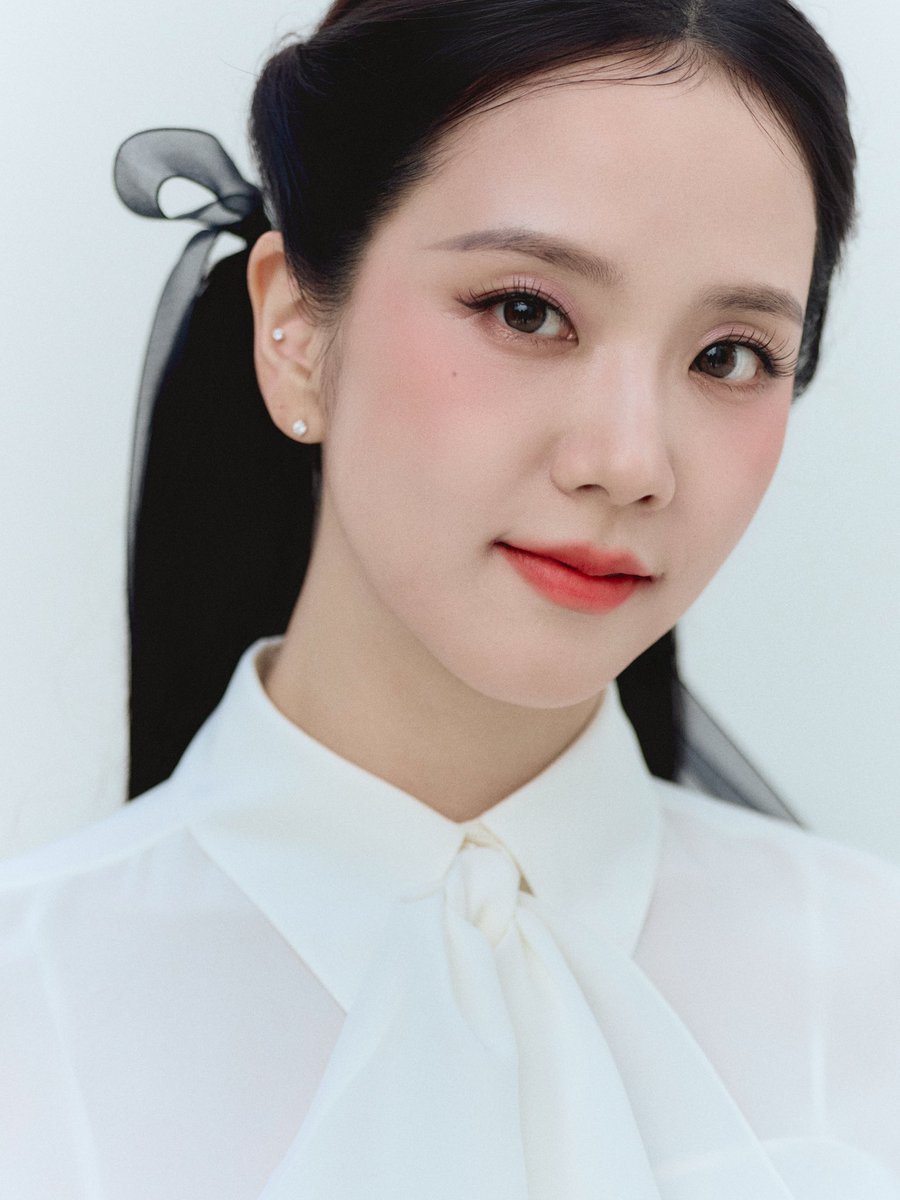 hiroppi_sp's tweet photo. Jisoo serving face card 

IG: https://t.co/JoqQIgUloV

HUMAN DIOR JISOO AT PFW  #JISOOxDiorSummer27 @Dior https://t.co/XZ65bNH3B2