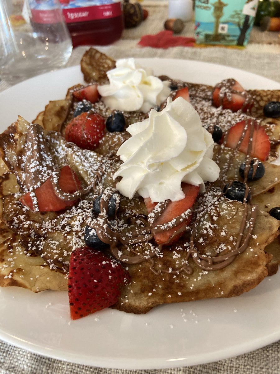 Elorapard's tweet photo. Wifey made you crêpes, eat up! 🍓 https://t.co/tlsgWOXKjv