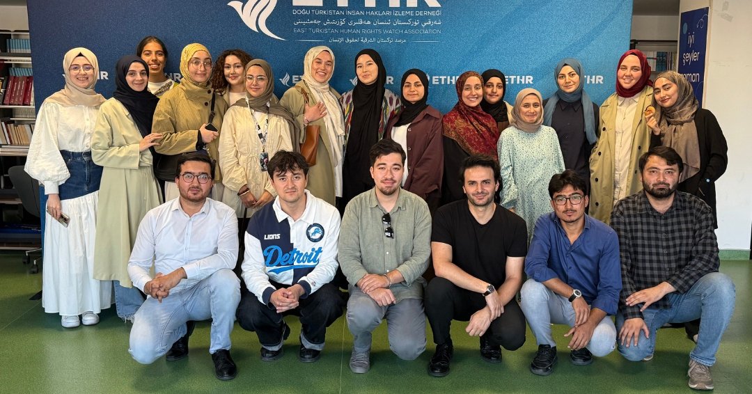ethrworg's tweet photo. Doğu Türkistan Gerçekleri: Hikâye ve Şahitlik Buluşması 🫖

ETHR olarak 4 Ekim’de Çemberlitaş Gençlik Merkezi’nde gönüllülerimizle bir araya geldik.

Doğu Türkistan’da doğup büyüyen ve diasporada dünyaya gelen iki kişinin hikâyeleri üzerinden Uygur kimliğini, aidiyet arayışını ve insan hakları mücadelesiyle kesişen yollarını dinledik. Kişisel tanıklıklar, Doğu Türkistan davasının insan hayatında bıraktığı izleri daha yakından anlamamıza vesile oldu.

Çay ve tatlı eşliğinde kurduğumuz samimi sohbet çemberinde birbirimizi dinledik, duygularımızı paylaştık ve aynı dert etrafında buluştuk. Buluşmamıza katılan, hikâyesini ve gönlünü bizimle paylaşan herkese teşekkür ederiz. 💙