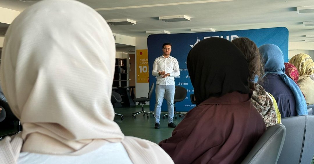 ethrworg's tweet photo. Doğu Türkistan Gerçekleri: Hikâye ve Şahitlik Buluşması 🫖

ETHR olarak 4 Ekim’de Çemberlitaş Gençlik Merkezi’nde gönüllülerimizle bir araya geldik.

Doğu Türkistan’da doğup büyüyen ve diasporada dünyaya gelen iki kişinin hikâyeleri üzerinden Uygur kimliğini, aidiyet arayışını ve insan hakları mücadelesiyle kesişen yollarını dinledik. Kişisel tanıklıklar, Doğu Türkistan davasının insan hayatında bıraktığı izleri daha yakından anlamamıza vesile oldu.

Çay ve tatlı eşliğinde kurduğumuz samimi sohbet çemberinde birbirimizi dinledik, duygularımızı paylaştık ve aynı dert etrafında buluştuk. Buluşmamıza katılan, hikâyesini ve gönlünü bizimle paylaşan herkese teşekkür ederiz. 💙
