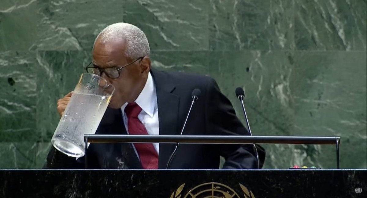 NoContextHumans's tweet photo. Haitian president drinking water. https://t.co/GwmIhpFBBi