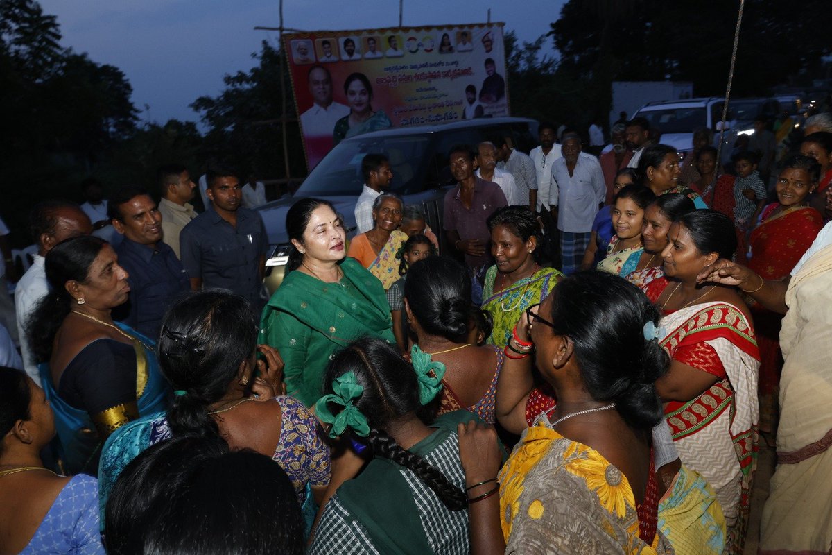 Prashanthi_VPR's tweet photo. ఈరోజు బుచ్చిరెడ్డిపాలెం మున్సిపాలిటీ పరిధిలో 2వ వార్డు పెద్దూరు హరిజనవాడలో రూ.20 లక్షల విలువైన అభివృద్ధి పనులకు శంకుస్థాపన చేశాను.
#VemireddyPrashanthiReddy #KovurMLA #KovurDevelopment #BuchireddyPalem https://t.co/CDmgkq2L0m