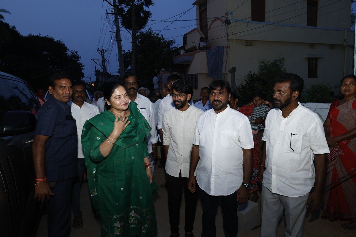 Prashanthi_VPR's tweet photo. ఈరోజు బుచ్చిరెడ్డిపాలెం మున్సిపాలిటీ పరిధిలో 2వ వార్డు పెద్దూరు హరిజనవాడలో రూ.20 లక్షల విలువైన అభివృద్ధి పనులకు శంకుస్థాపన చేశాను.
#VemireddyPrashanthiReddy #KovurMLA #KovurDevelopment #BuchireddyPalem https://t.co/CDmgkq2L0m