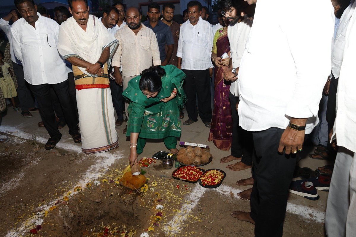 Prashanthi_VPR's tweet photo. ఈరోజు బుచ్చిరెడ్డిపాలెం మున్సిపాలిటీ పరిధిలో 2వ వార్డు పెద్దూరు హరిజనవాడలో రూ.20 లక్షల విలువైన అభివృద్ధి పనులకు శంకుస్థాపన చేశాను.
#VemireddyPrashanthiReddy #KovurMLA #KovurDevelopment #BuchireddyPalem https://t.co/CDmgkq2L0m