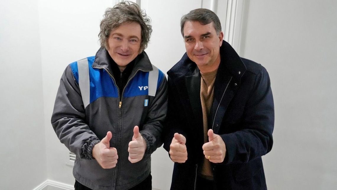 BolsonaroSP's tweet photo. 🇧🇷🇦🇷 El camino hacia la prosperidad comienza en casa. América Latina tiene ante sí la oportunidad histórica de superar el modelo socialista empobrecedor.

Tengo la convicción de que, juntos, inauguraremos una verdadera ERA DE ORO para nuestra región, con una firme cooperación en la lucha contra el narcoterrorismo, respeto a la soberanía de nuestras naciones y una economía de mercado justa.

Contamos con usted, Presidente @JMilei, y con el querido pueblo argentino para hacer realidad todo el extraordinario potencial de nuestros pueblos y países.