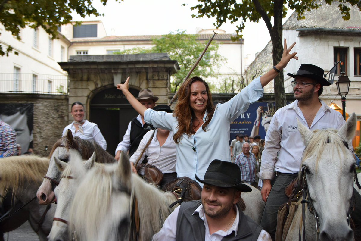 knafo_sarah's tweet photo. Merci à Saint-Rémy-de-Provence pour son accueil !

Heureuse de voir cette Provence que j’aime tant se saisir de l’enquête du Casse du siècle.

📍 Rendez-vous samedi prochain à Compiègne. Le tour de France se poursuit ! https://t.co/cfLYxylg0b