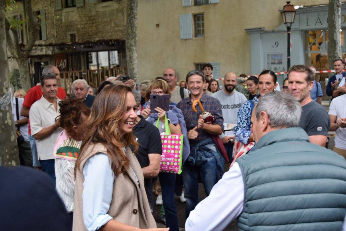 knafo_sarah's tweet photo. Merci à Saint-Rémy-de-Provence pour son accueil !

Heureuse de voir cette Provence que j’aime tant se saisir de l’enquête du Casse du siècle.

📍 Rendez-vous samedi prochain à Compiègne. Le tour de France se poursuit ! https://t.co/cfLYxylg0b