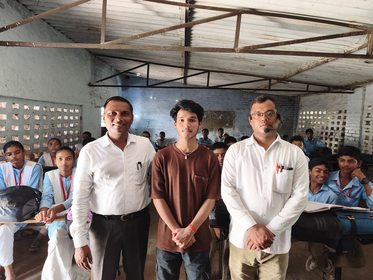 SVIC_Sahar's tweet photo. सत्र 2025-26 में श्रेष्ठा योजना के तहत कक्षा 9 के लिए चयनित पूर्व छात्र रिषभ कुमार ने विद्यालय आकर न केवल हमसे मुलाकात की बल्कि आने वाले विज्ञापन में आवेदन करने के लिए कक्षा 8 और 10 के बच्चों को #Sensitize भी किया। धन्यवाद और शुभकामनाएँ
#svicsahar #shreshtha #Yojana #rishabh https://t.co/lkhtLBHoz9